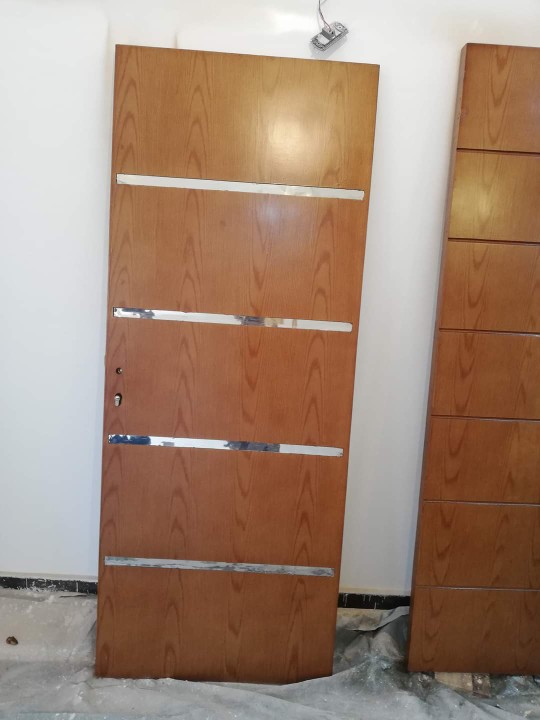 معلم دهان ابواب خشب بجدة متميز بأعمال دهان الابواب الخشب والحديد ويستخدم أجود الدهانات العازلة