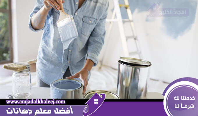 معلم دهان ابواب خشب بجدة متميز بأعمال دهان الابواب الخشب والحديد ويستخدم أجود الدهانات العازلة