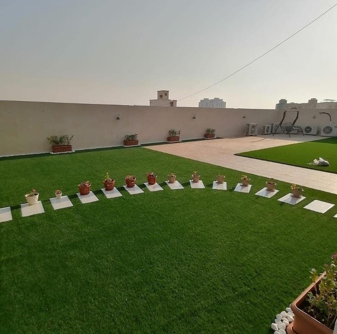 متخصصون في تركيب العشب الصناعي والطبيعي بالمنطقة الشرقية